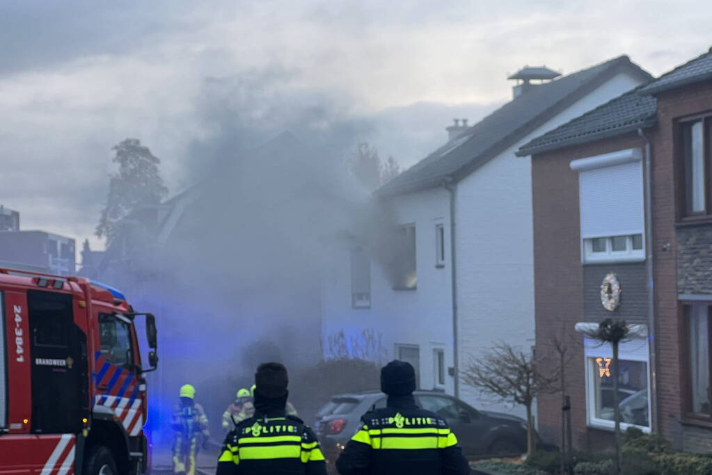 Flinke rookontwikkeling door kelderbrand, twee honden gered