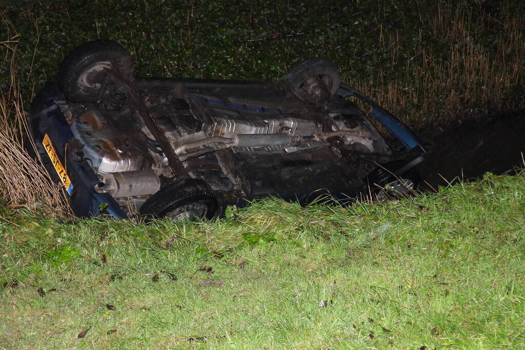 Automobilist belandt op zijn kop in een sloot