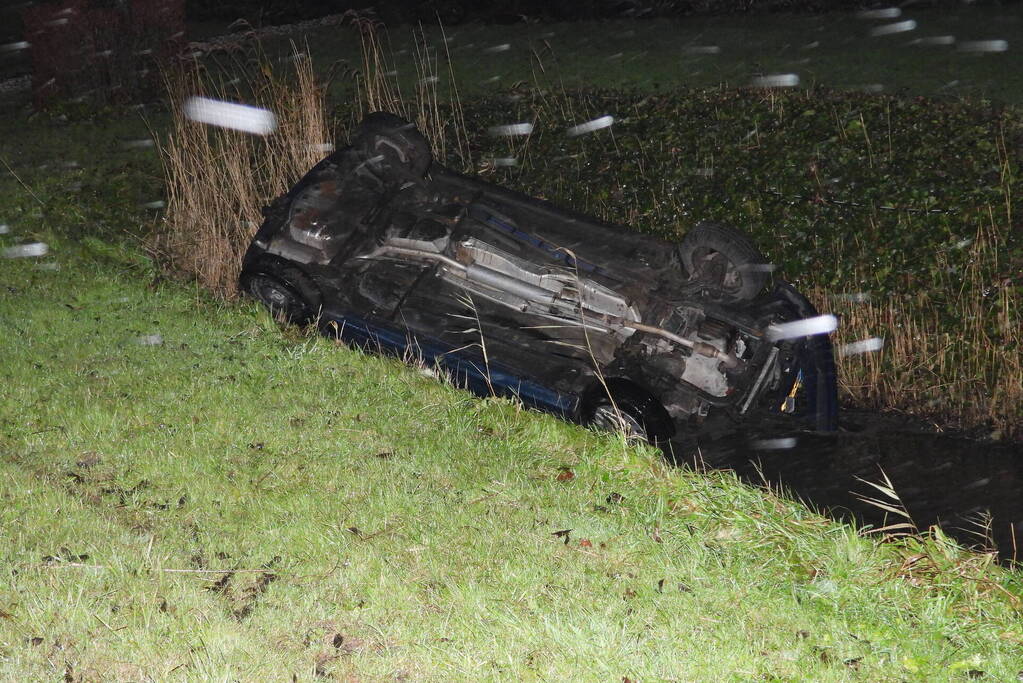 Automobilist belandt op zijn kop in een sloot