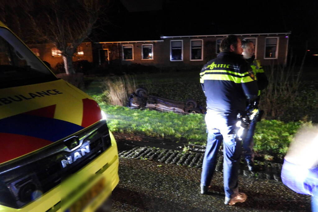 Automobilist belandt op zijn kop in een sloot