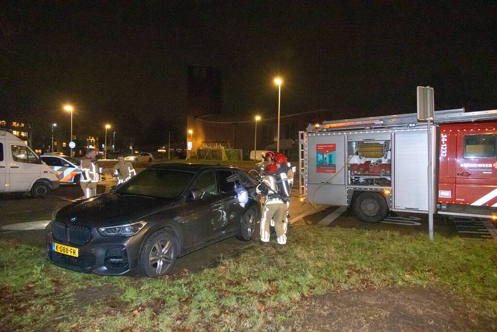 Geparkeerde auto vat vlam