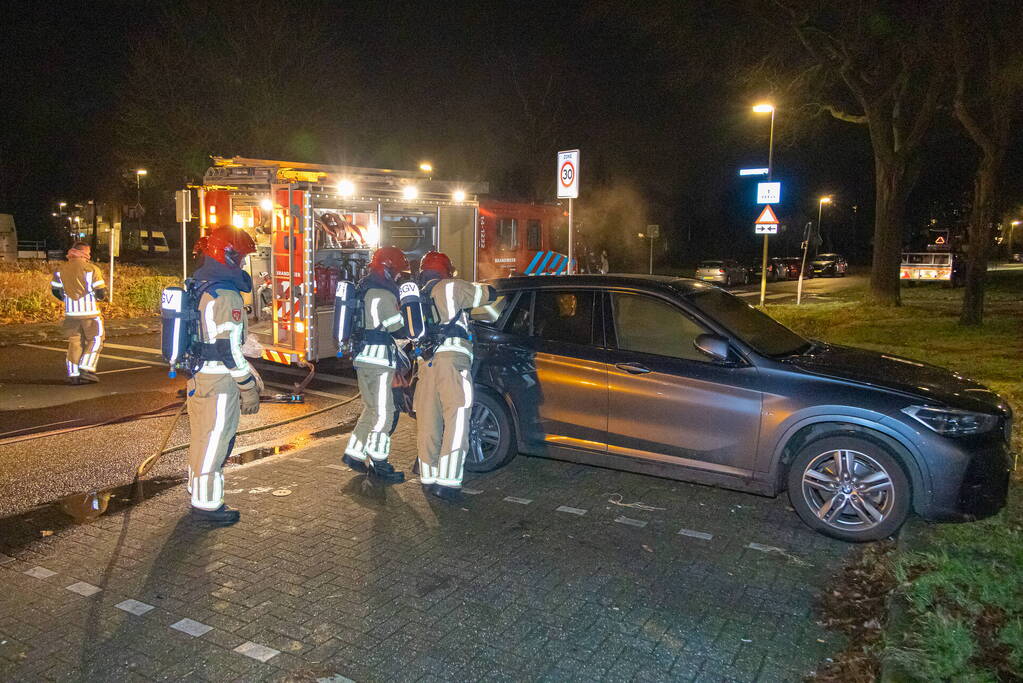 Geparkeerde auto vat vlam