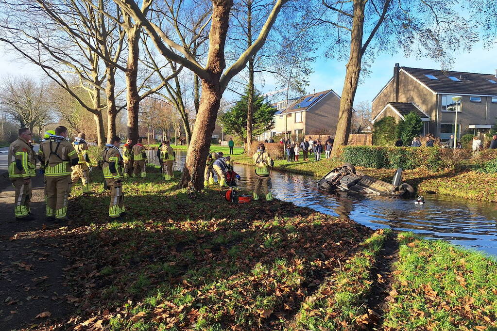 Automobilist belandt op zijn kop in het water