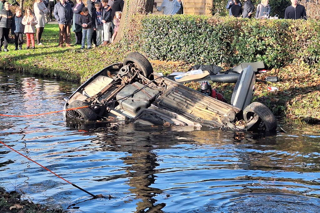 Automobilist belandt op zijn kop in het water