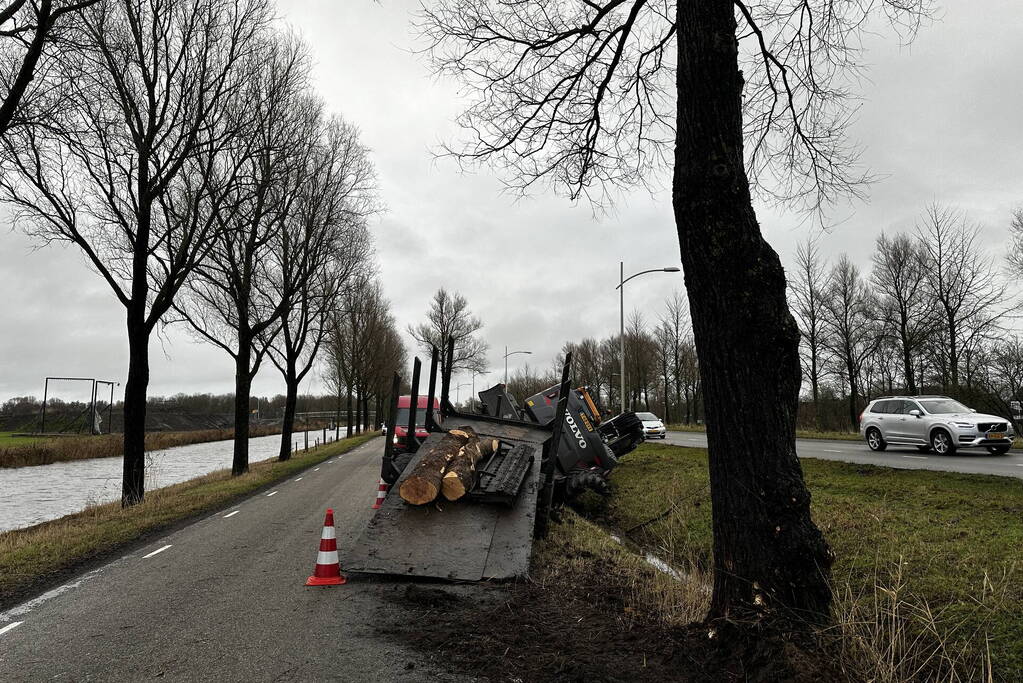 Graafmachine kantelt en komt in sloot terecht