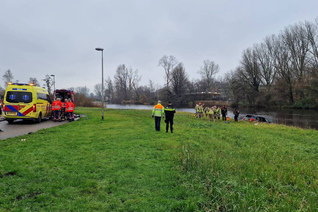 Automobiliste rijdt de Watering in