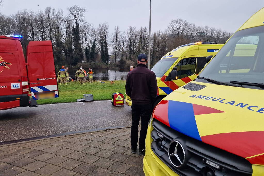 Automobiliste rijdt de Watering in