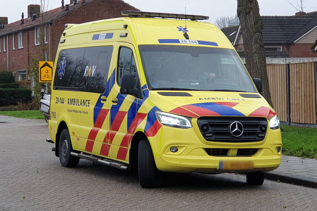 Fietsster loopt hoofdwond op na val tegen stoeprand