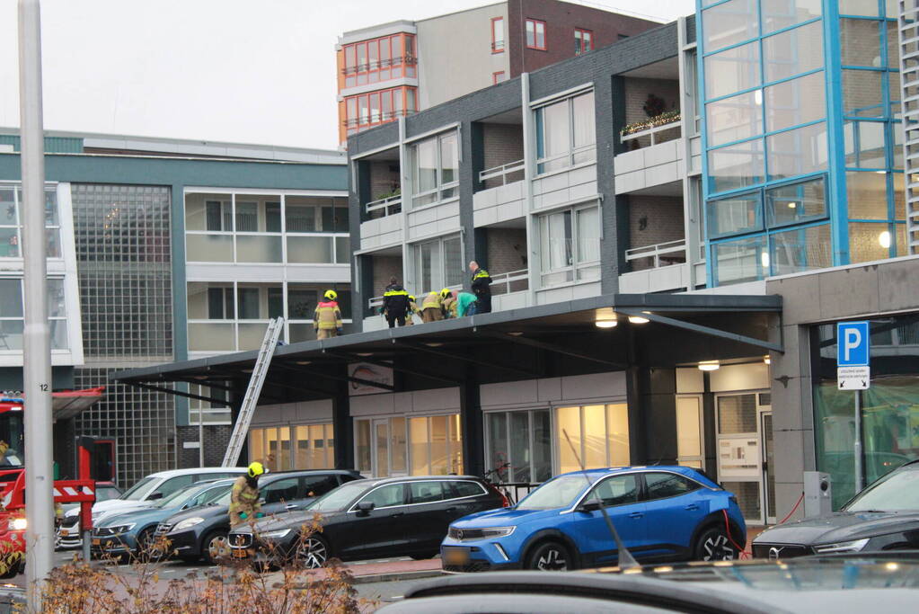 Persoon afgehesen na val van balkon