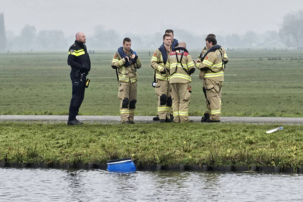 Brandweer doet onderzoek naar vaten in de Arkervaart