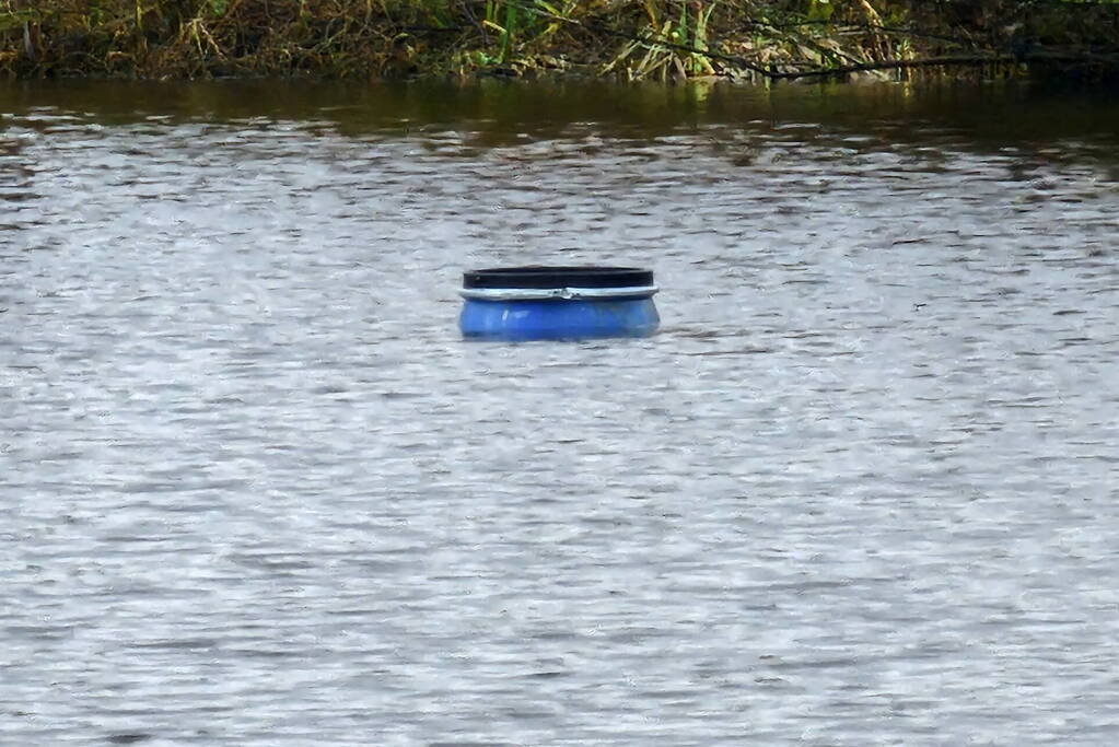 Brandweer doet onderzoek naar vaten in de Arkervaart