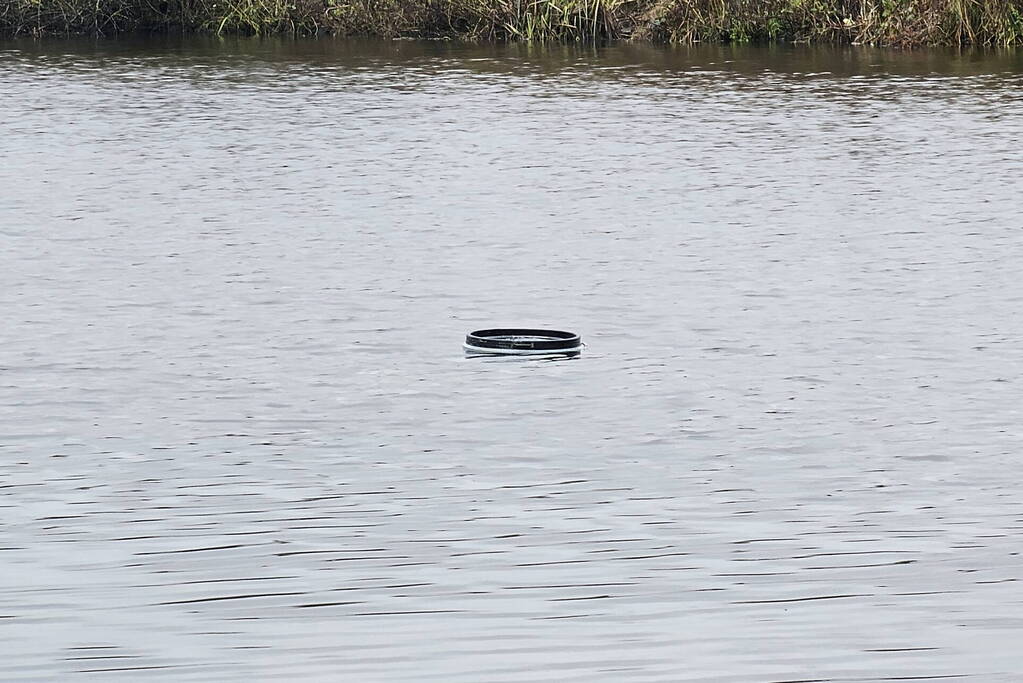 Brandweer doet onderzoek naar vaten in de Arkervaart