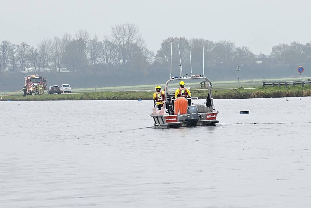Brandweer doet onderzoek naar vaten in de Arkervaart