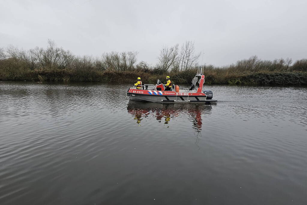 Brandweer doet onderzoek naar vaten in de Arkervaart