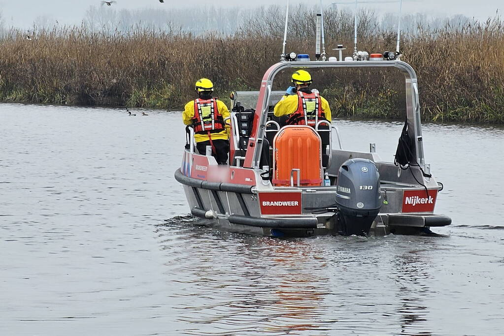 Brandweer doet onderzoek naar vaten in de Arkervaart