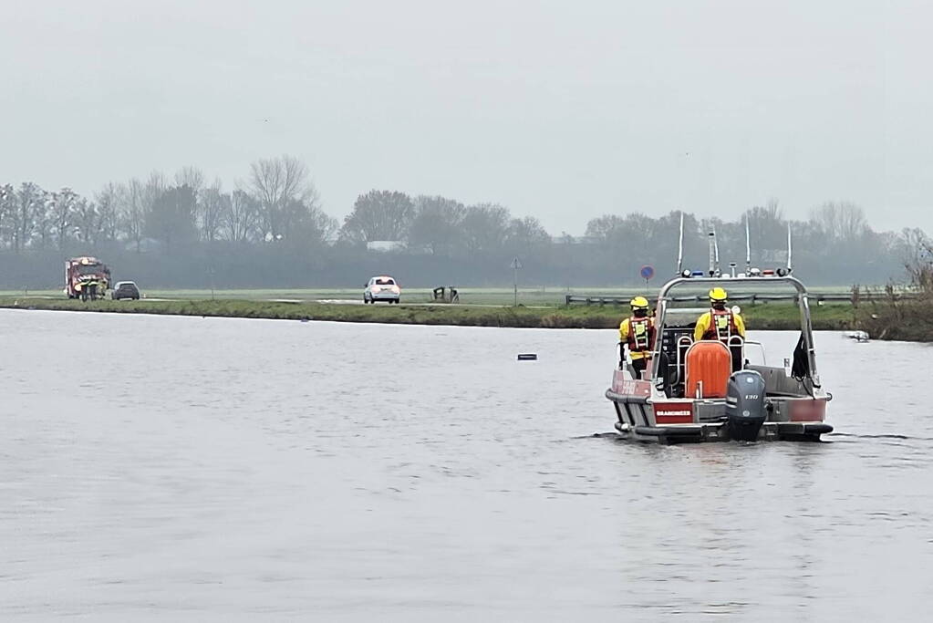 Brandweer doet onderzoek naar vaten in de Arkervaart