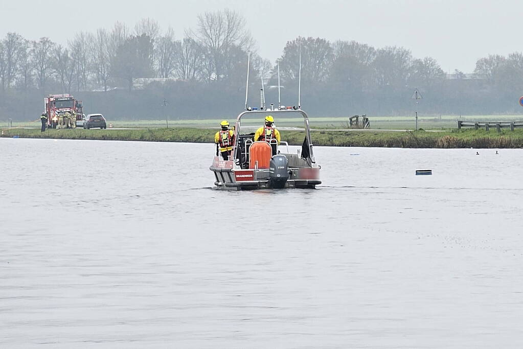 Brandweer doet onderzoek naar vaten in de Arkervaart