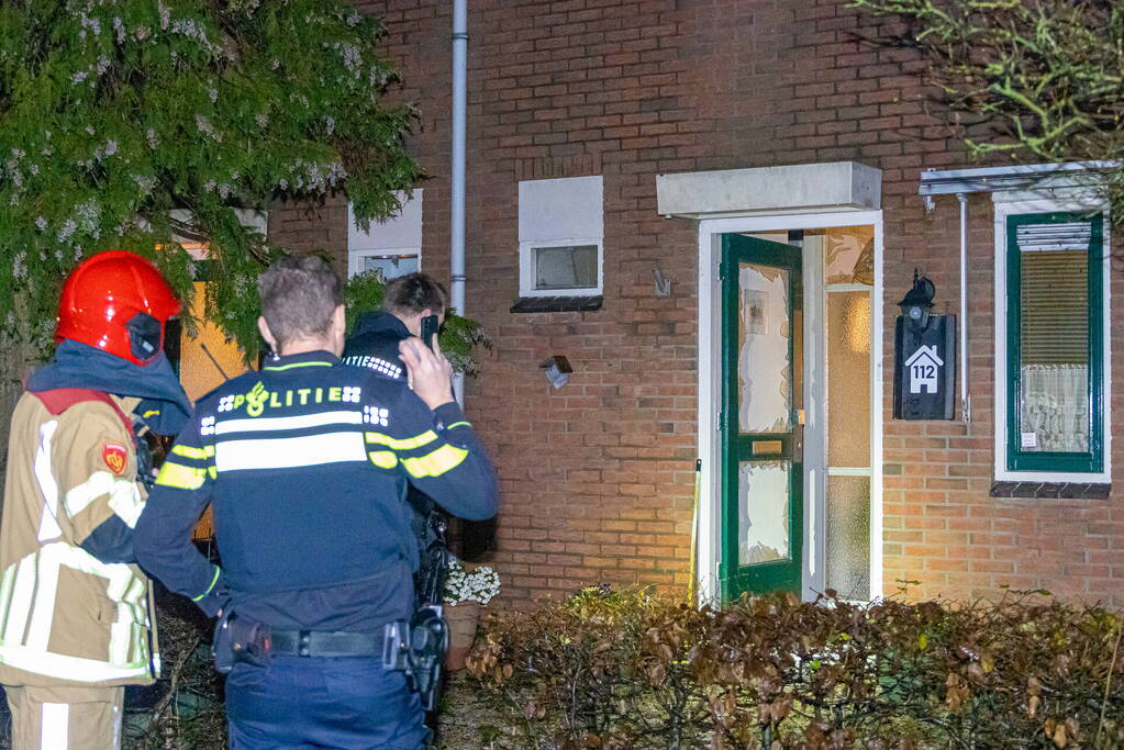 Voordeur zwaar beschadigd door explosie