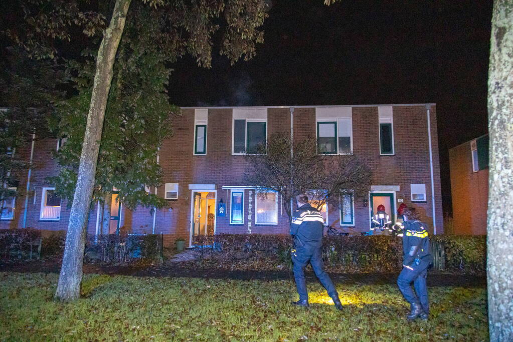 Voordeur zwaar beschadigd door explosie