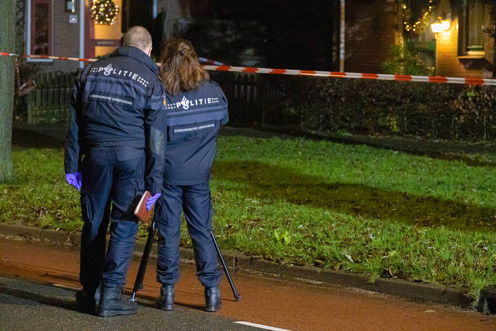 Voordeur zwaar beschadigd door explosie