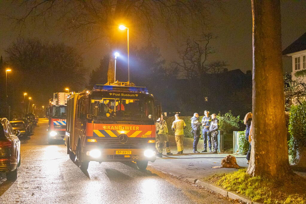 Bewoner blust brand op zolder van woning