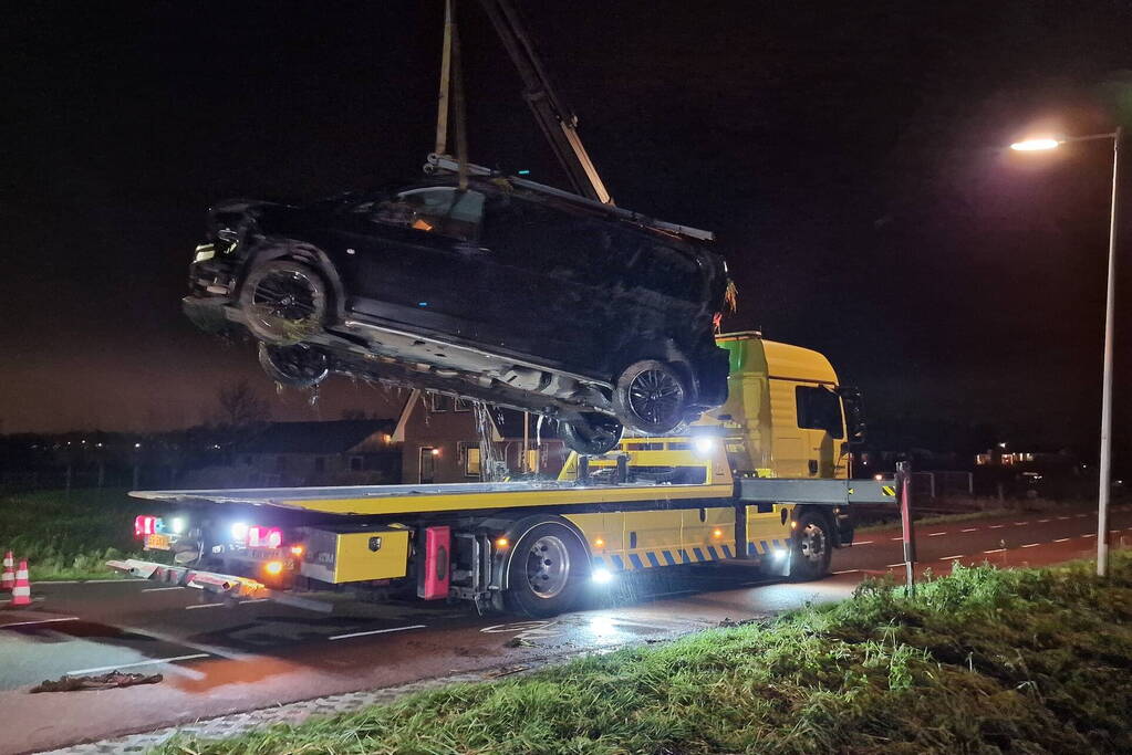 Bestuurder van bestelbus belandt in sloot