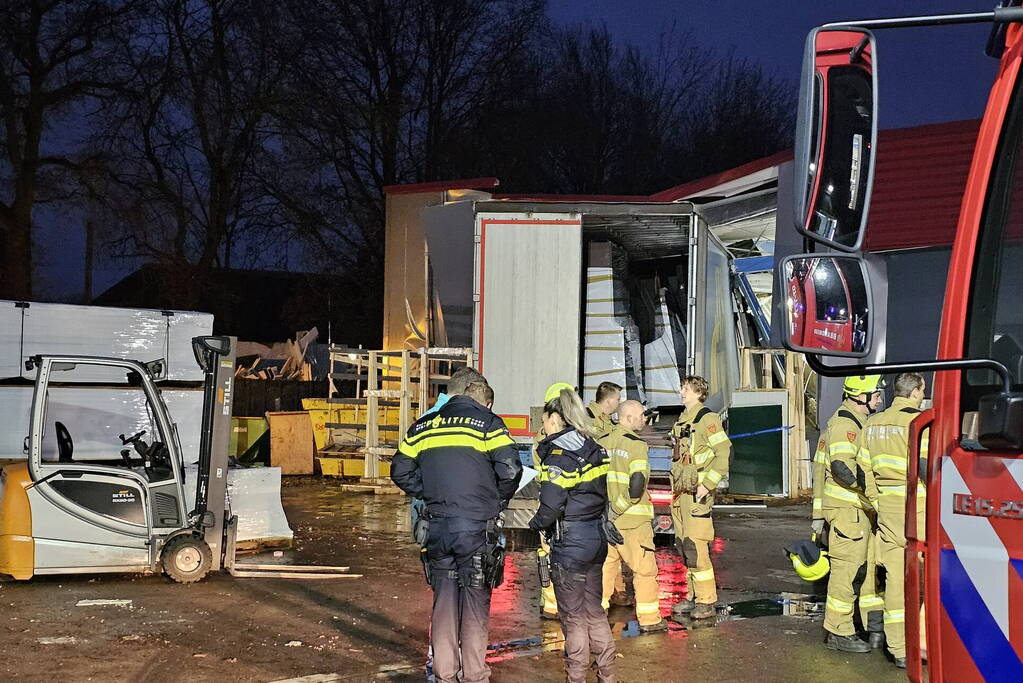 Truck met oplegger rijdt bedrijfspand binnen
