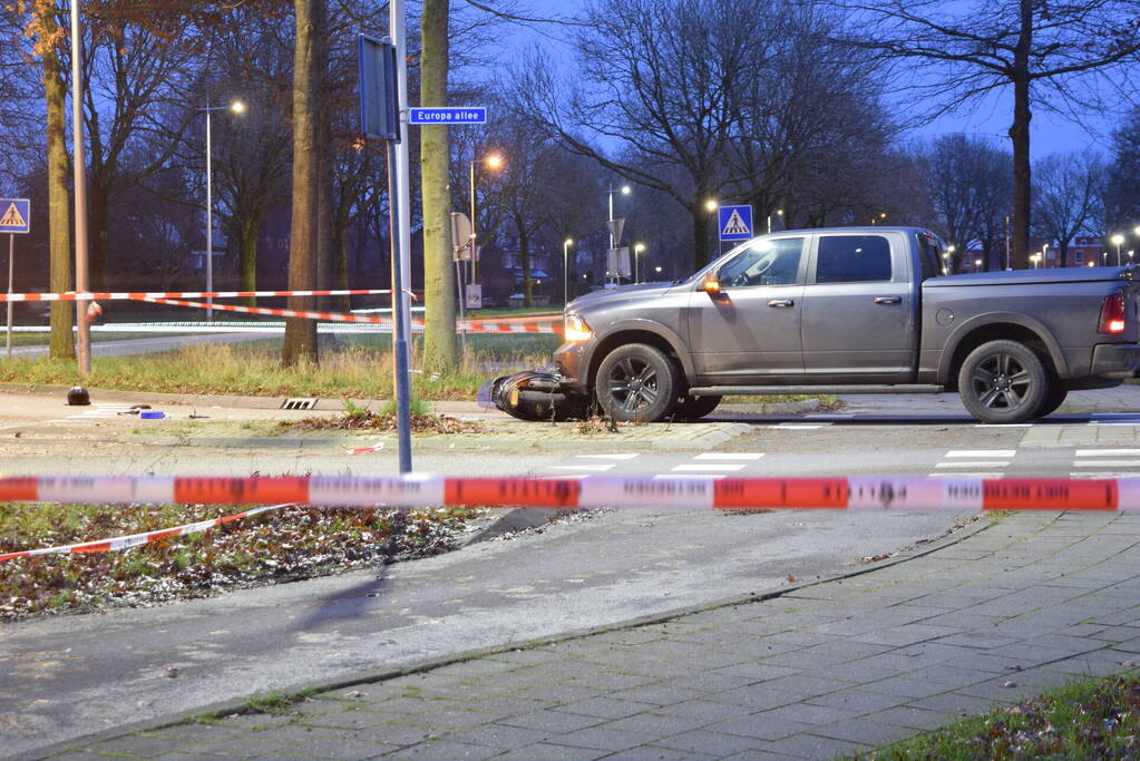 Scooterrijder zwaargewond bij aanrijding met pick-up truck
