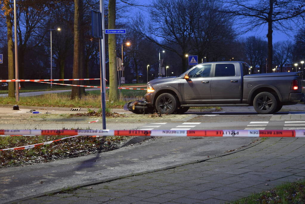 Scooterrijder zwaargewond bij aanrijding met pick-up truck