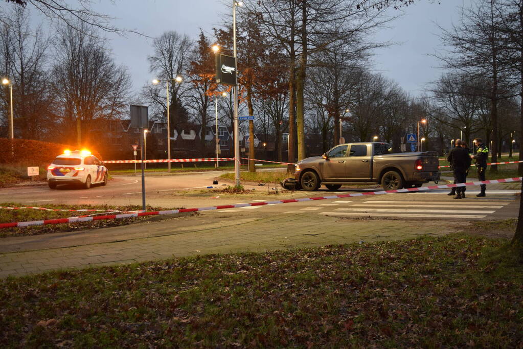 Scooterrijder zwaargewond bij aanrijding met pick-up truck