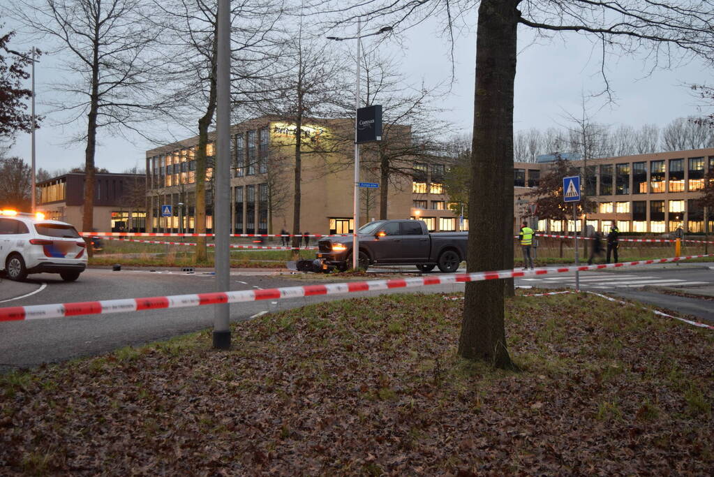 Scooterrijder zwaargewond bij aanrijding met pick-up truck