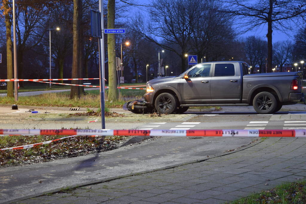 Scooterrijder zwaargewond bij aanrijding met pick-up truck