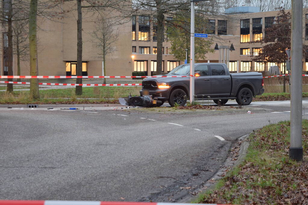 Scooterrijder zwaargewond bij aanrijding met pick-up truck