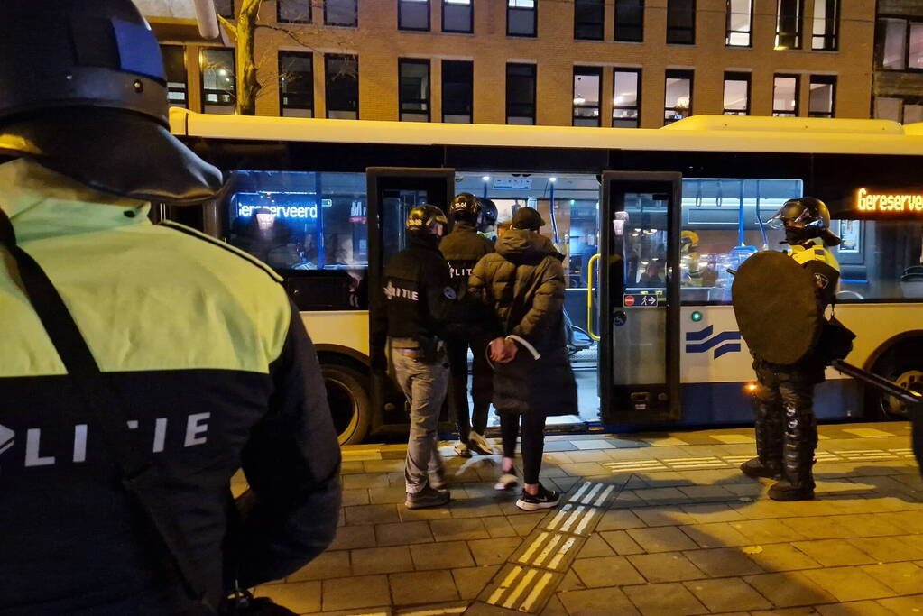 Ruim 100 voetbalsupporters aangehouden