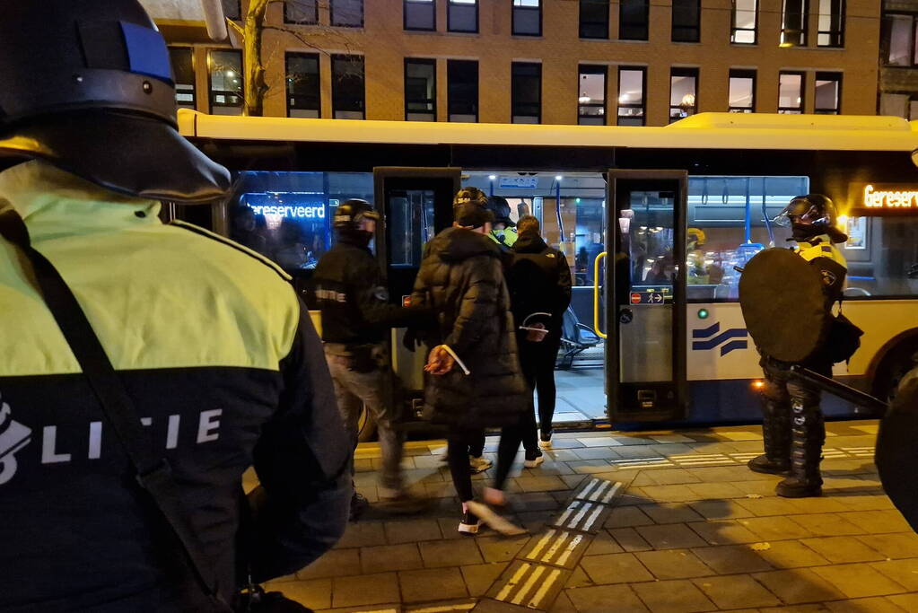 Ruim 100 voetbalsupporters aangehouden