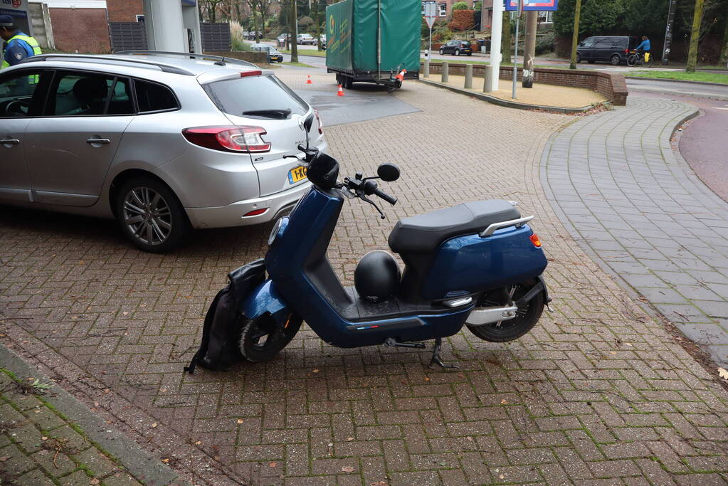 Schade bij ongeval tussen automobilist en scooterrijder