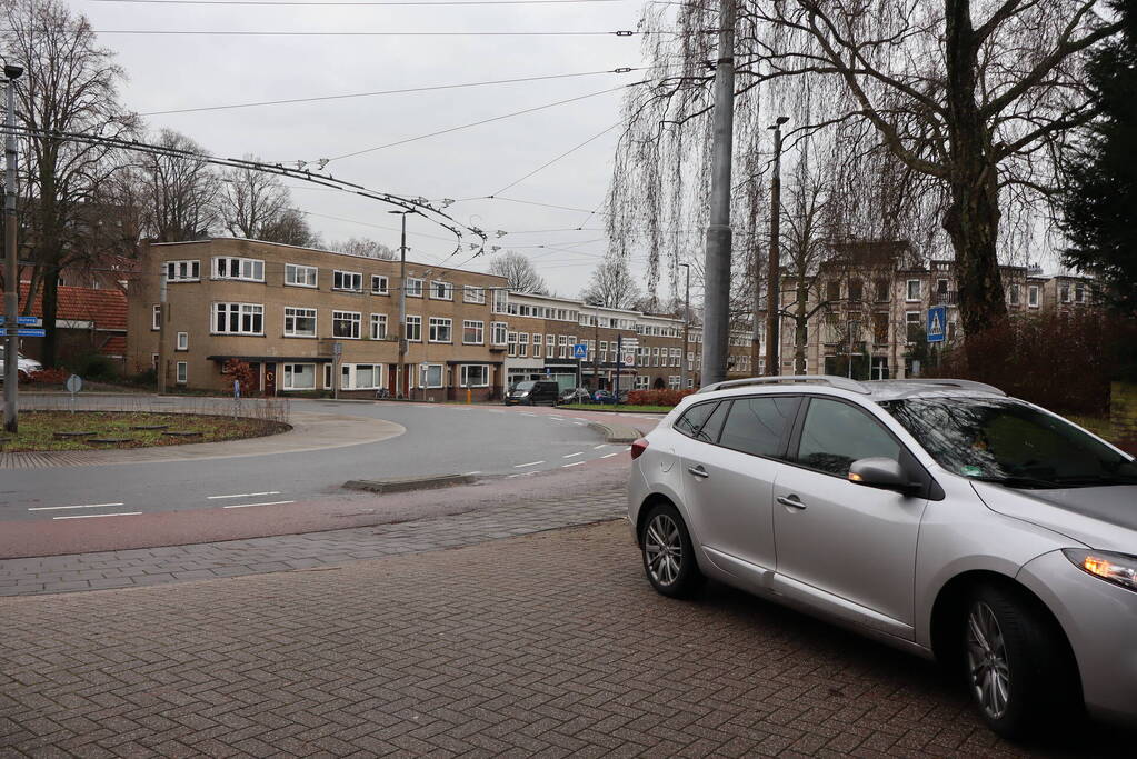 Schade bij ongeval tussen automobilist en scooterrijder