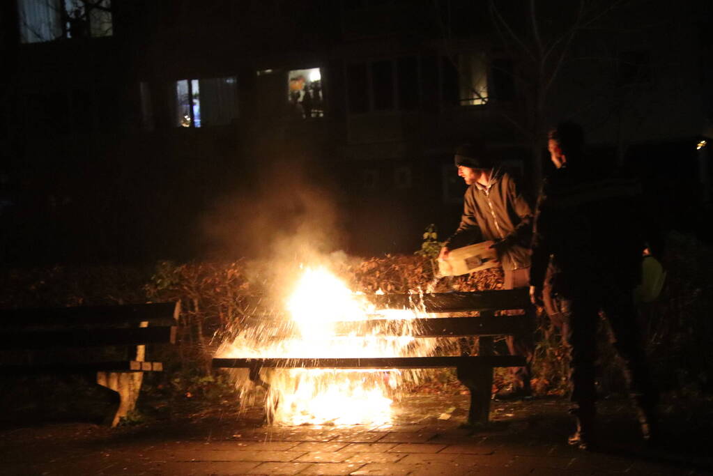 Brandweer blust brandend bankje
