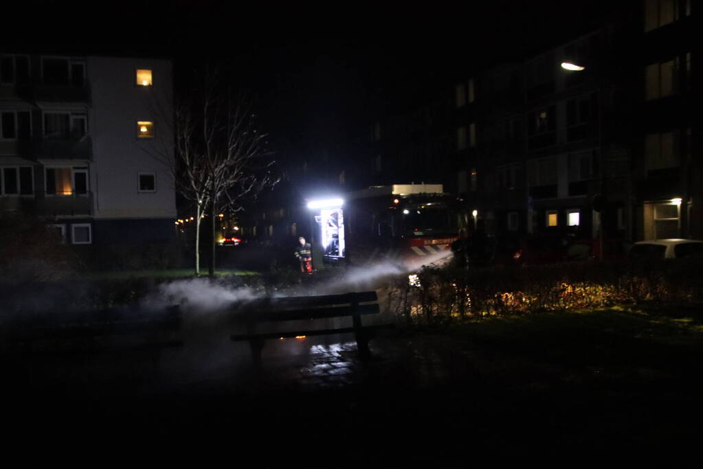 Brandweer blust brandend bankje