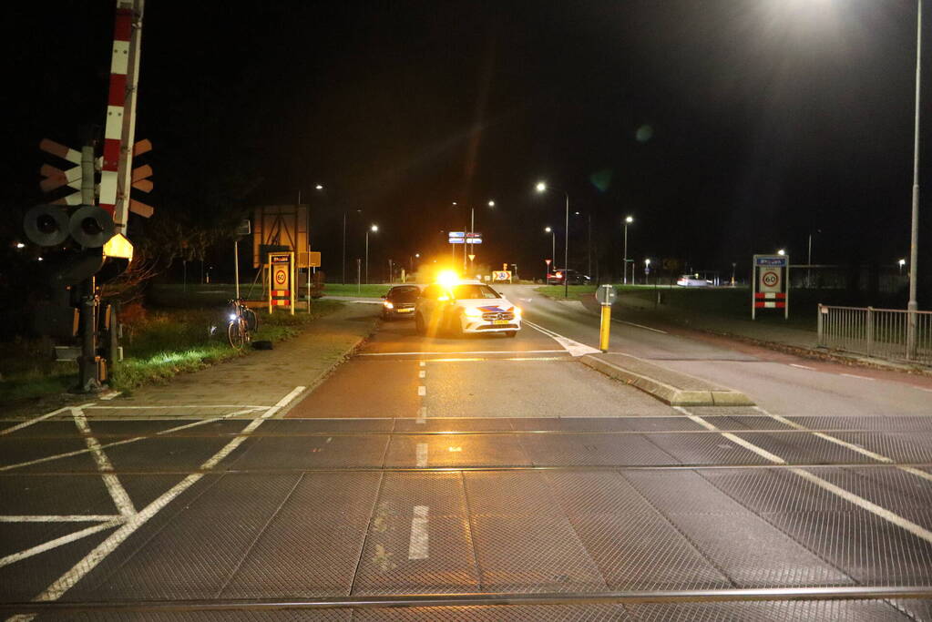 Persoon laat auto op spoor achter