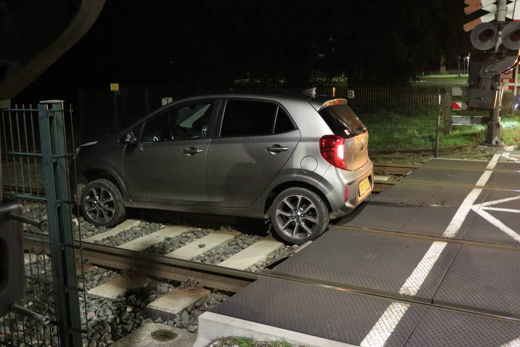 Persoon laat auto op spoor achter