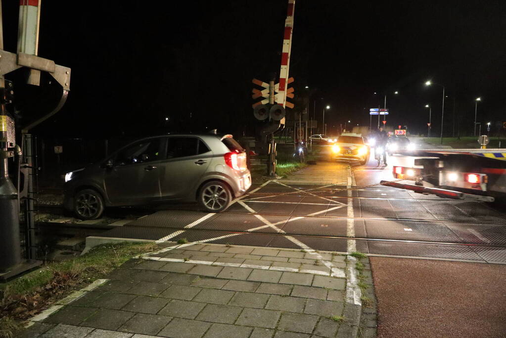 Persoon laat auto op spoor achter