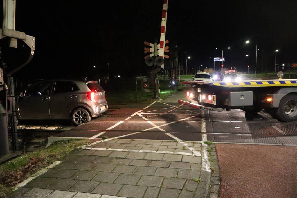 Persoon laat auto op spoor achter