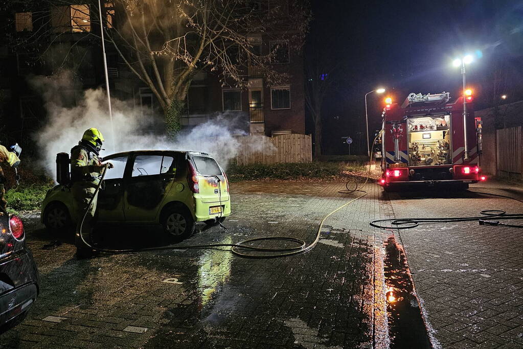 Geparkeerde auto door brand verwoest