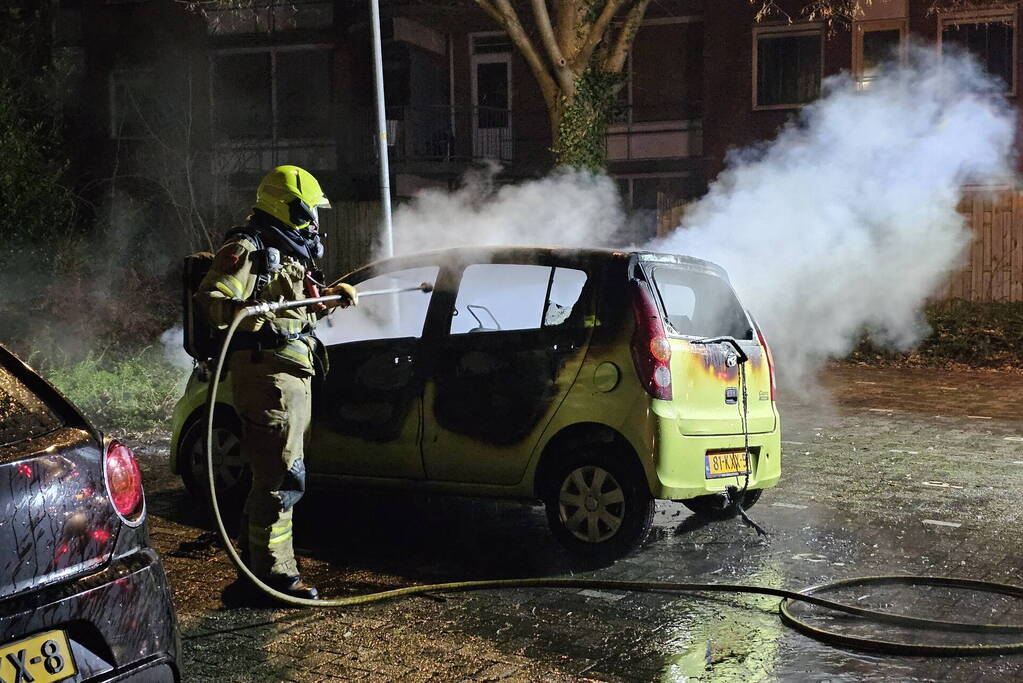 Geparkeerde auto door brand verwoest