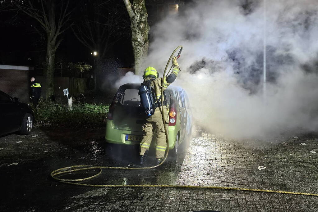 Geparkeerde auto door brand verwoest
