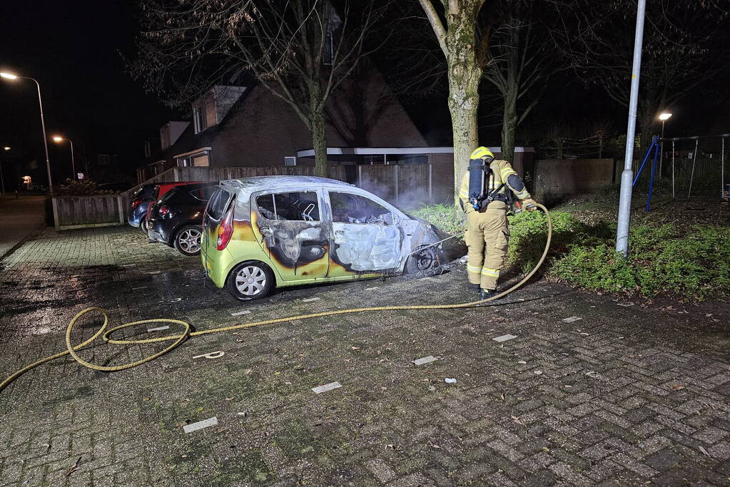Geparkeerde auto door brand verwoest