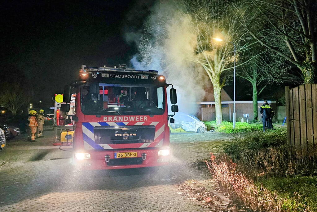 Geparkeerde auto door brand verwoest