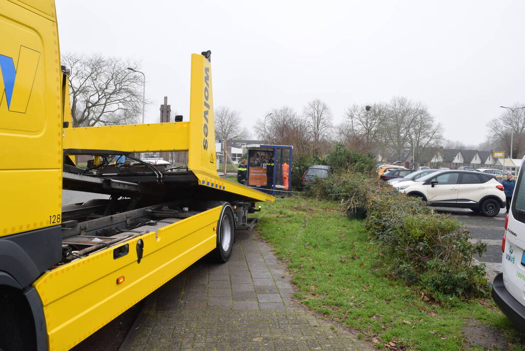 Auto raakt van weg en belandt in bosjes