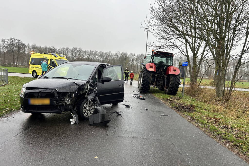 Auto totall loss na aanrijding met tractor